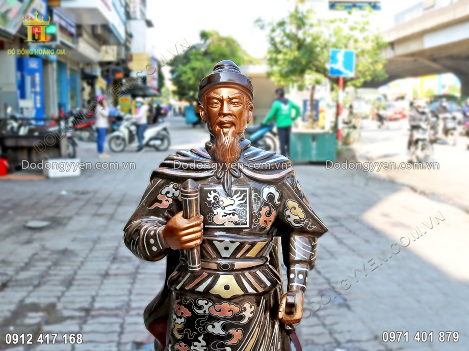 Từng đường n&eacute;t tr&ecirc;n gương mặt tượng Trần Quốc Tuấn được khắc họa r&otilde; n&eacute;t